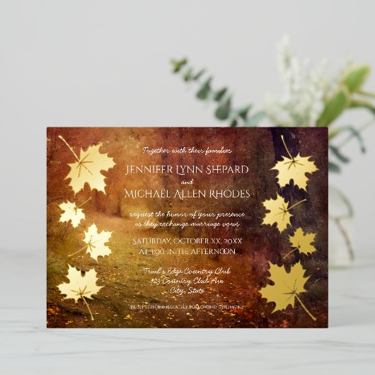 カエデの実を落とす葉秋の遊歩道結婚 箔招待状 (立ち正面)
