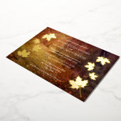 カエデの実を落とす葉秋の遊歩道結婚 箔招待状 (回転した状態)