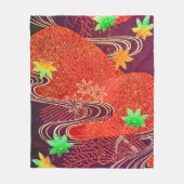 カエデの葉とランニングの水、日本のデザイン フリースブランケット (正面)