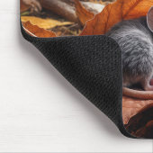 カエデの葉の上で眠っているネズミ マウスパッド (コーナー)