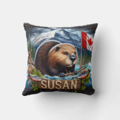 カエデの葉の旗と水の近くのカナダビーバー クッション (裏面)