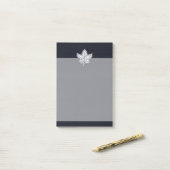 カエデの葉カーボン繊維のプリントのようなクロム ポストイット (デスク上)