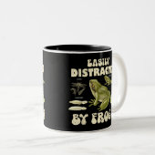 カエルおもしろいに気を取られるカエルの恋人 ツートーンマグカップ (正面右)