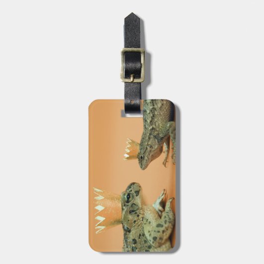 カエルおよびトカゲの身に着けている王冠 ラゲッジタグ (正面縦)