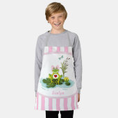 カエルお洒落 |ピンクストライプののパーソナライズされた子供 エプロン (着用した状態)