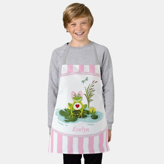 カエルお洒落 |ピンクストライプののパーソナライズされた子供 エプロン (着用した状態)