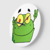 カエルが平和のサインを身に着ける ラージ壁時計 (傾斜)