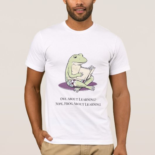 カエルが本を読む 読む・鳴く・繰り返す カエルTシャツ メンズ Tシャツ (正面)