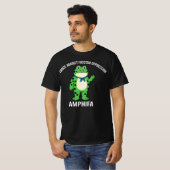 カエルたちの反ファシスト闘争 AMPHIFA 楽しいプロデザイン Tシャツ (正面フル)