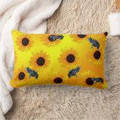 "カエルとひまわり: 遊び心あふれる自然の模様" ランバークッション (ブランケット)