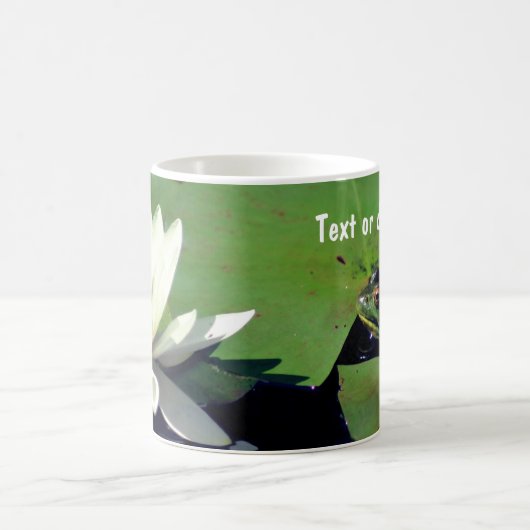 カエルと水百合パーソナライズされた花 コーヒーマグカップ (中央)