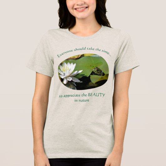 カエルと蓮の花のインスピレーションの引用 トライブレンドTシャツ (正面)