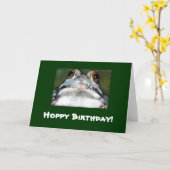 カエルのアートワークのホップの豊富な誕生日 カード (黄色い花)