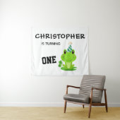 カエルのパーティー ファーストバースデー スワンプ グリーン フロギー タペストリー (インサイチュ(横))