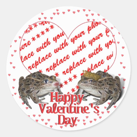 カエルのプリンスとキスをするカエルのバレンタイン写真フレーム ラウンドシール (正面)