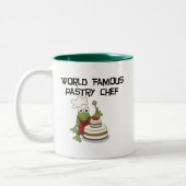 カエルのペーストリー作りの職人のTシャツおよびギフト ツートーンマグカップ (左)