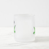 カエルの新郎のTシャツおよびギフト フロストグラスマグカップ (中央)