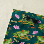 カエルの熱帯スイレンの浮いている葉のトンボの魚のいる池パターン ビーチタオル (インサイチュ)