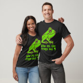 カエルを外に出したのは誰だ フシギなカエルのダジャレ Tシャツ (ユニセックス)