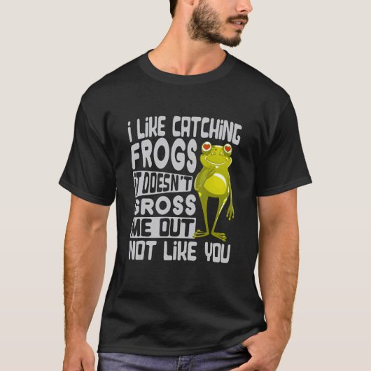 カエルを捕まえるのが好き ゲロが気持ち悪いと思わない Tシャツ (正面)