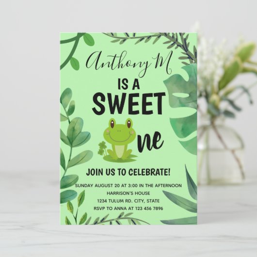 カエルパーティー1歳の誕生日フロギーテーマグリーン 招待状 (スタンド正面)