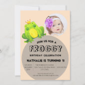 カエル写真誕生日ピンク1位パーティーかわいい水玉模様 招待状 (正面)