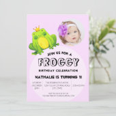 カエル写真誕生日ピンク1位パーティーかわいい水玉模様 招待状 (スタンド正面)