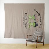 ©カエル夫婦のラスティックウェディングにとっても幸せ タペストリー (インサイチュ(横))