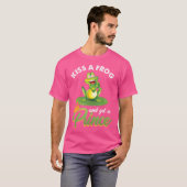 カエル恋人プリンセスおとぎ話の信者キスをするF Tシャツ (正面フル)