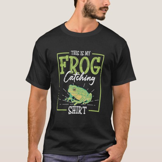 カエル捕りをするカエル捕獲者 Tシャツ (正面)