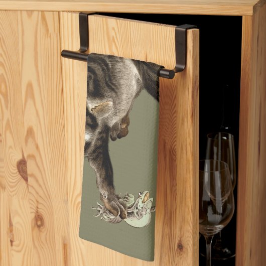 カエル日本のを捕まえる猫 キッチンタオル (三つ折り)