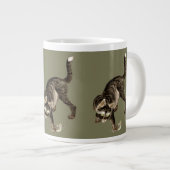 カエル日本のを捕まえる猫 ジャンボコーヒーマグカップ (正面右)