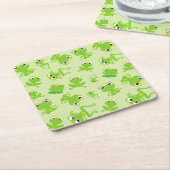 カエル柄、かわいいカエル、グリーンカエル、カエルの王子 スクエアペーパーコースター (アングル)