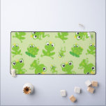 カエル柄、かわいいカエル、グリーンカエル、カエルの王子 デスクマット<br><div class="desc">かわいいおもしろいと緑のカエルで愛らしいパターン。そしてモダントレンディーギフト、あなたの人生のカエルの恋人に最適。</div>