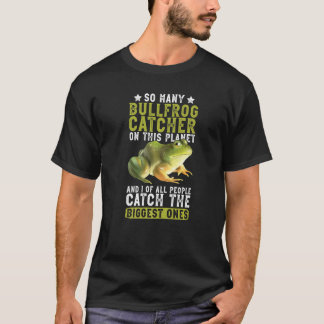 カエル狩りをするカエルハンターと捕獲者 Tシャツ