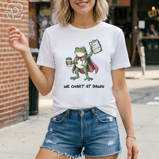 カエル看護師の面白いデザイン　夜明けにカルテを書く Tシャツ