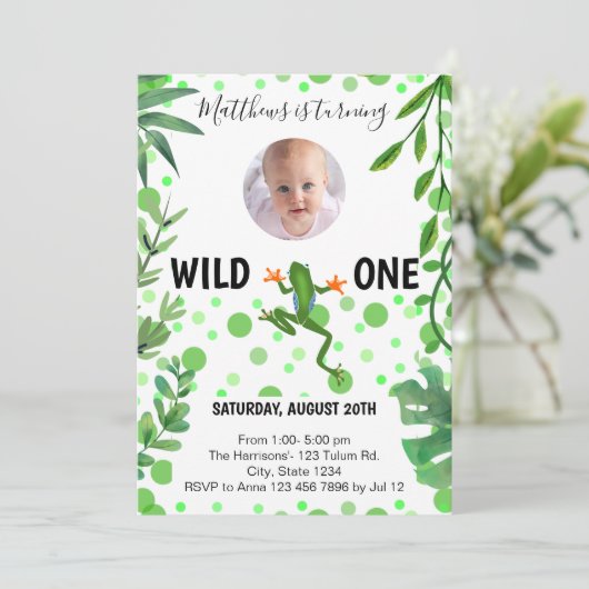 カエル1歳の誕生日パーティーグリーン可愛いモダンヒキガエル 招待状 (スタンド正面)
