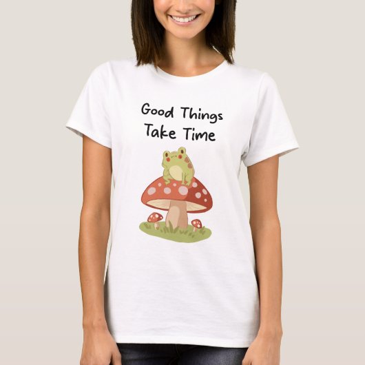 カエル きのこ - 良いものは時間がかかる イラスト Tシャツ (正面)