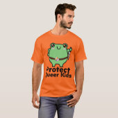 カエル - クィアな子供たちを守ろう Tシャツ (正面フル)
