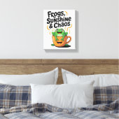 カエル、サンシャイン&カオス – コーヒーカップのかわいいカエル キャンバスプリント (インサイチュ (寝室))