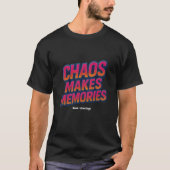 カオスが記憶を作る レトロシンセウェーブデザイン 面白い Tシャツ (正面)