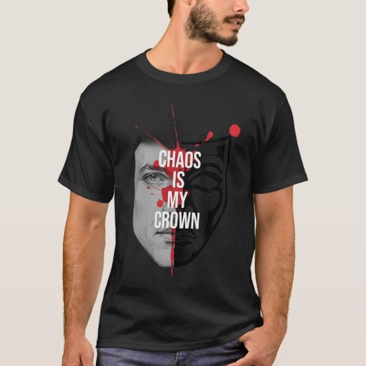 カオスこそ我が冠 – 迫力ある左右非対称ストリートウェアTシャツ Tシャツ (正面)