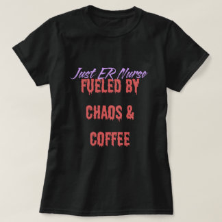 カオスとコーヒーに支えられたERナースのユーモア Tシャツ