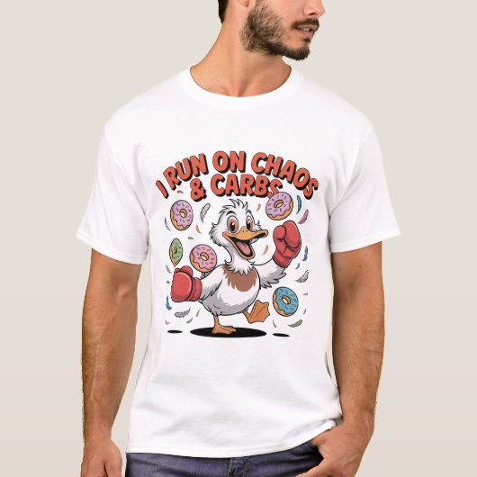 カオスと炭水化物で走る!面白いアヒルのTシャツ Tシャツ (正面)