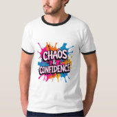 カオスと自信" カラースプラッシュ 引用デザイン Tシャツ (正面)