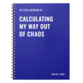 カオスのオフィスから抜け出る道を計算中 ノートブック (正面)