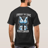 カオスは従順に勝る ネコ カオスを受け入れろ 絶対に Tシャツ (裏面)