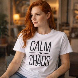 カオスを超える平静 ミニマル・タイポグラフィーTシャツ Tシャツ