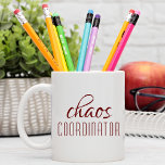 カオスコーディネーターのタイポグラフィ文字 コーヒーマグカップ<br><div class="desc">おもしろいのシンプルブルゴーニュなタイポグラフィ文字における「カオスコーディネーター」のデザイン。お母さん忙し、パパ、コーチ、先生、スポーツチームマネージャーまたは職場ボス#coffee #coffeemugs #mugs #coffeelove #coffeelover #gift #gifts #giftsforher #girlboss #momlife #momboss kazo</div>