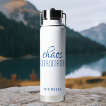 カオスコーディネーターの青い書道のスクリプト名 ウォーターボトル<br><div class="desc">Chaos Coordinator Blue Writhscript Name Insulated Water Bottleは、以下のおもしろいブルーの書道スクリプトにシンプル文字「カオスコーディネーター」のデザインを備えパーソナライズされたている。誕生日、クリスマス、母の日、その母のための先生感謝のための完璧な贈り物忙し、先生、スポーツチームマネージャーや仕事のボス。設計： © Evco Studio www.zazzle.com/store/evcostudio</div>